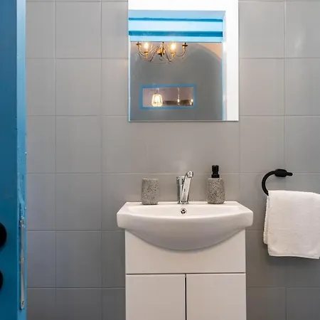 Blue Haven - 2-br Artistic Escape In Apartament Larnaca