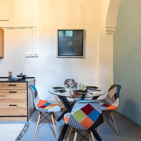 Blue Haven - 2-br Artistic Escape In Appartement