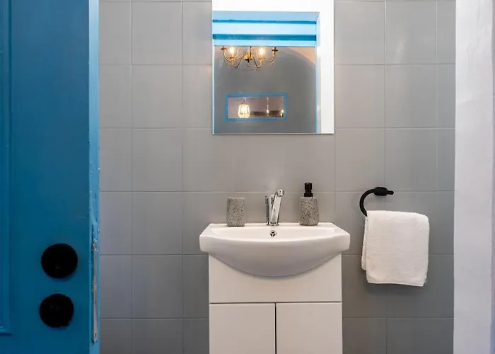 Blue Haven - 2-br Artistic Escape In Apartment Larnaca