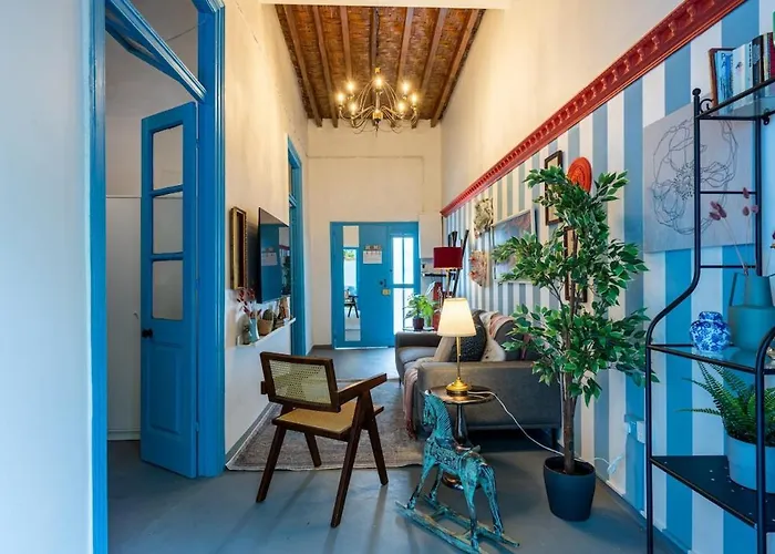 Blue Haven - 2-br Artistic Escape In